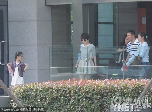 馬伊琍攜愛(ài)女與朋友聚餐 全程不見(jiàn)文章蹤影