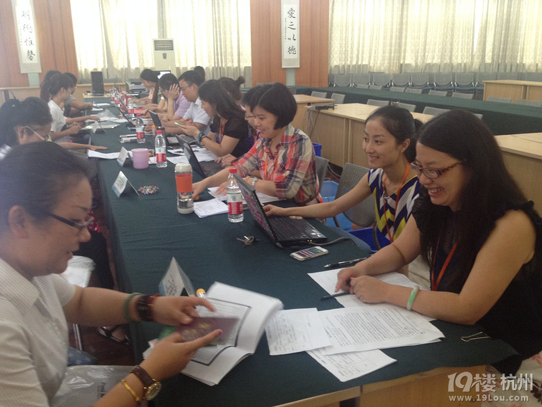 直击:2014杭州公办小学报名现场(凌晨3点就有