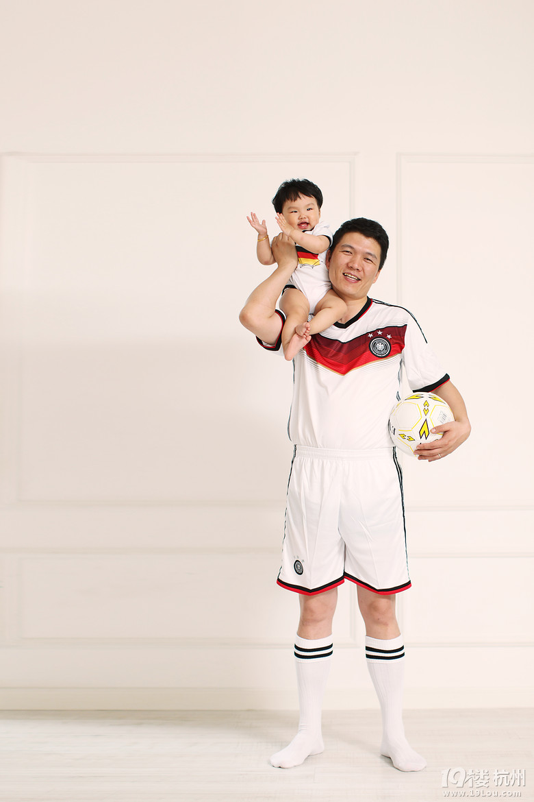 哈妮家参加世界杯主题亲子照活动抽中啦,晒晒