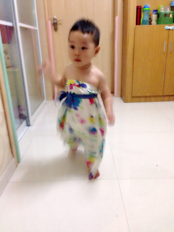 虽然是个男孩,但是穿上妈妈的裙子