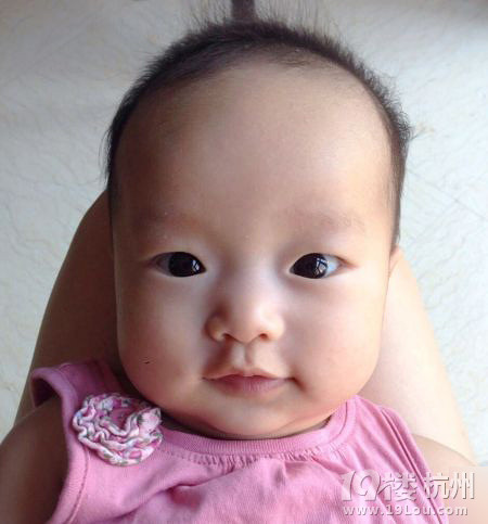 黃覺曬女兒“南巴妹”萌照 寶貝大眼似媽媽