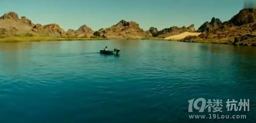 图解电影《食人鱼3D》,血腥恐怖加比基尼美女