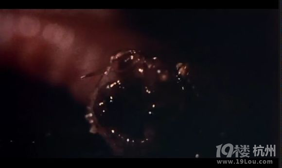图解电影《恐怖食肉虫》,巨大化的蠕虫吃人-恐