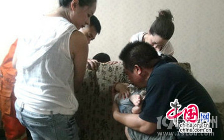 腦袋鉆進沙發(fā)破洞 兩歲孩子被卡了
