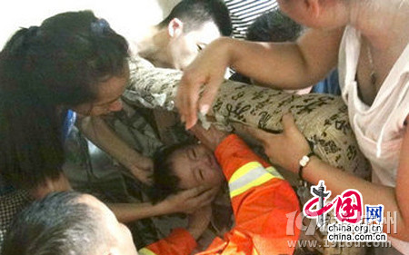 腦袋鉆進沙發(fā)破洞 兩歲孩子被卡了