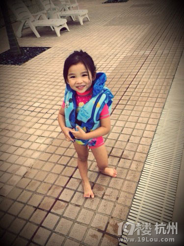 蔡少芬?guī)膳畠撼鲇?小公主漂亮似媽媽