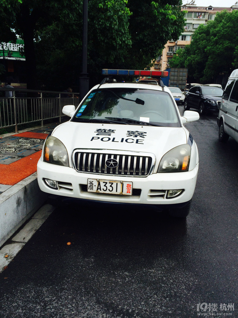 警车乱停车,现也被交警贴罚单了、-开车那些事