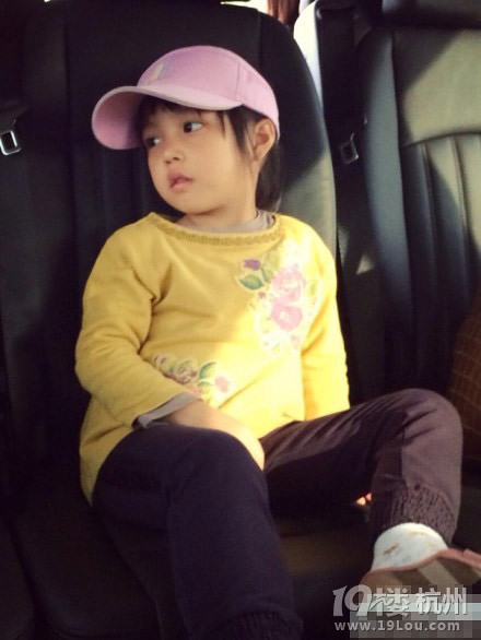 趙薇老公曬女兒小四月新照 拿筷子大口吃面