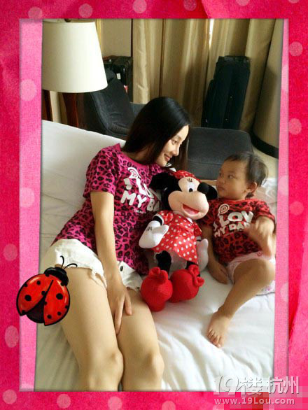 摳腳女漢甜馨再現(xiàn)摳腳絕技 與李小璐母女裝