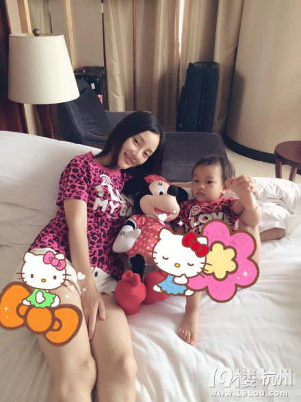 摳腳女漢甜馨再現(xiàn)摳腳絕技 與李小璐母女裝