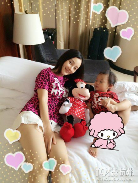 摳腳女漢甜馨再現(xiàn)摳腳絕技 與李小璐母女裝