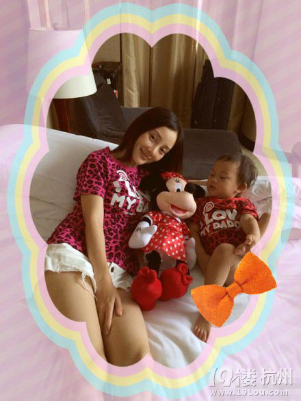 摳腳女漢甜馨再現(xiàn)摳腳絕技 與李小璐母女裝
