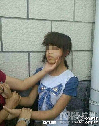 初中女生被扒光上衣遭群毆