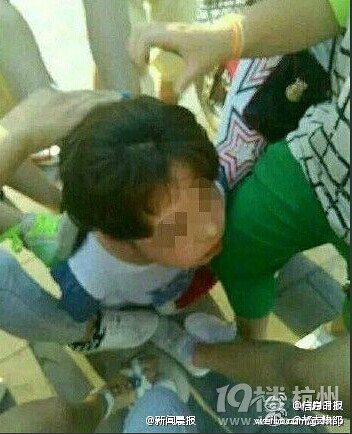 初中女生被扒光上衣遭群毆
