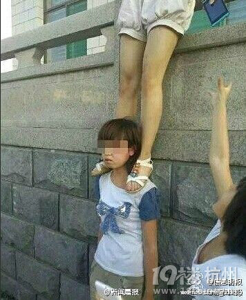 初中女生被扒光上衣遭群毆