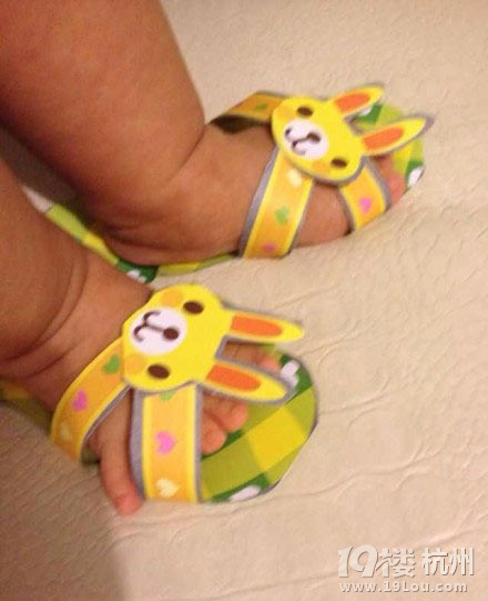 馬伊琍大女兒做手工鞋 幼女小美穿著正合腳