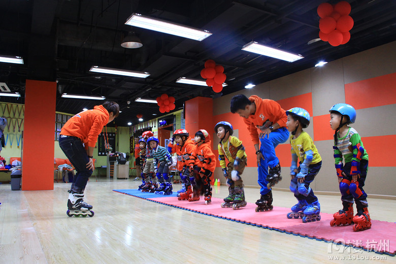 杭州 免费 儿童轮滑溜冰直排轮 室内 9号轮滑中