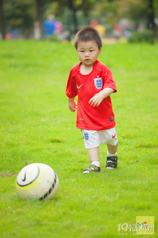 宝宝踢球咯-宝宝秀-妈咪宝宝秀-杭州19楼