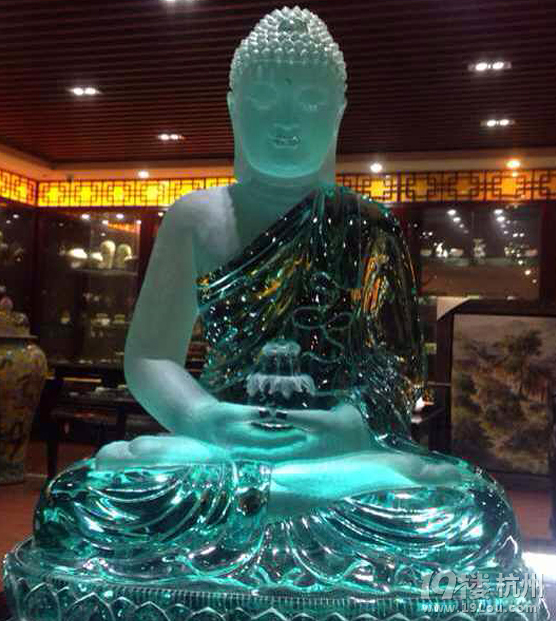 转发一则新闻 :路虎越野高速被追尾 车中2亿元