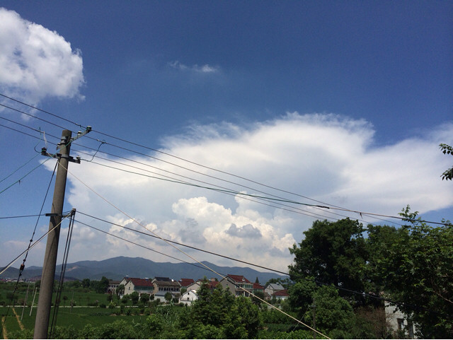 矫揉造作的这片天,像极了小时候-手机随手拍-杭