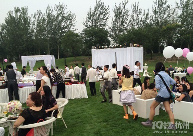 大S女兒百日宴上感動落淚 汪小菲滿臉幸福