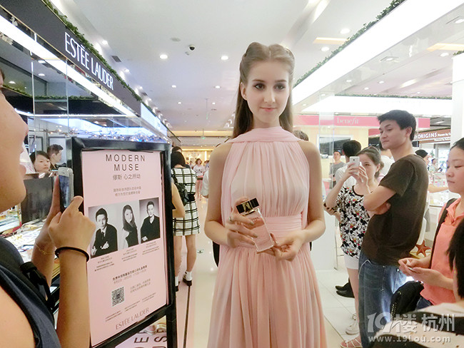 ［張小奈］彩妝和香氛，完美變身muse女神