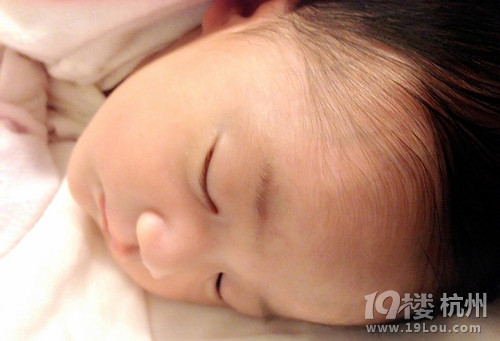 陳曉東首曝滿月女兒萌照 三口合影溫馨(圖)