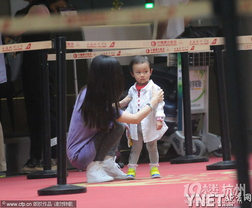 李小璐攜女兒現(xiàn)身機場 甜馨萌態(tài)十足成焦點