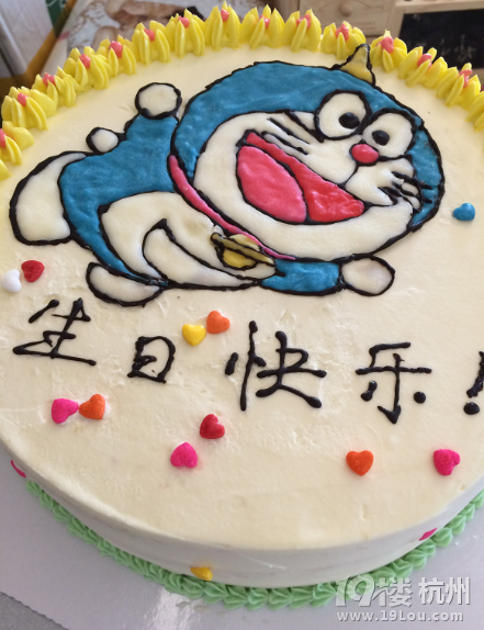 新手菜鳥做的彩虹蛋糕和機器貓蛋糕，來看看吧