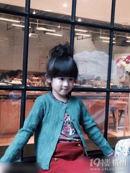 貝兒梳丸子頭變身小清新 網(wǎng)友贊大長腿美女