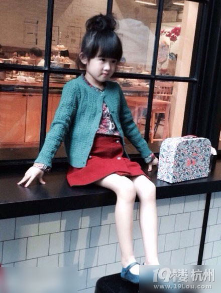 貝兒梳丸子頭變身小清新 網(wǎng)友贊大長腿美女