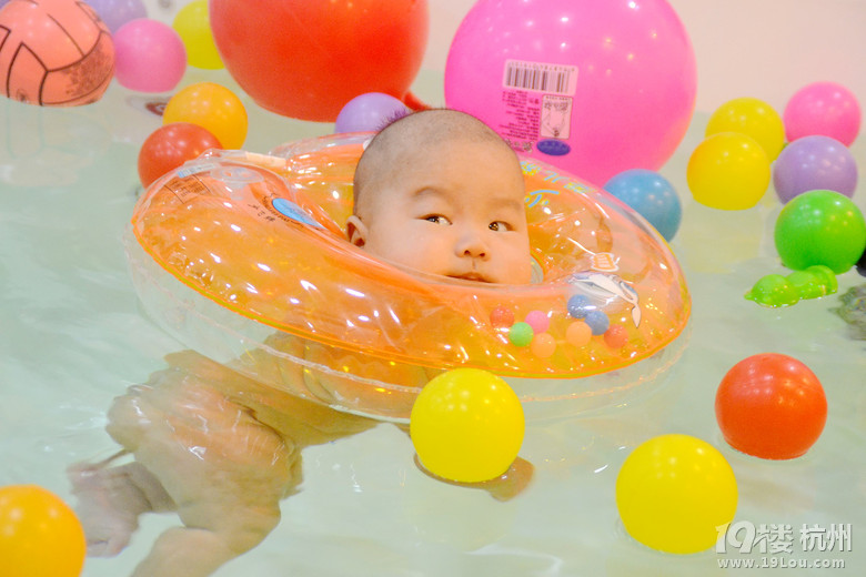 婴儿馆内婴幼儿游泳活动-宝宝秀-妈咪宝宝秀-杭