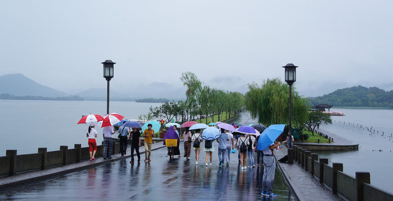 《西湖雨霧飄渺如夢如幻》