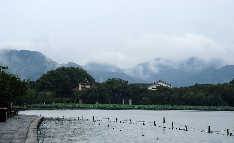 《西湖雨霧飄渺如夢如幻》