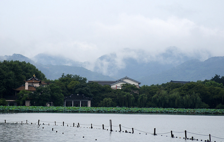 《西湖雨霧飄渺如夢如幻》