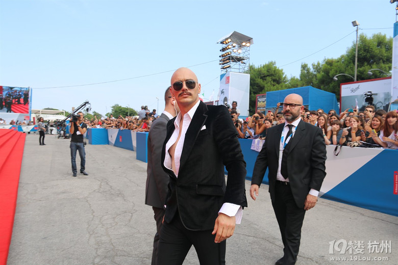 付兰兰光头亮相威尼斯电影节领导演荣誉奖借颁奖场地现场拍新片-其他-电影陪审团-杭州19楼