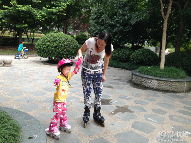 【宝宝游玩记】溜冰-学龄期(4-6岁)-孩爸孩妈聊