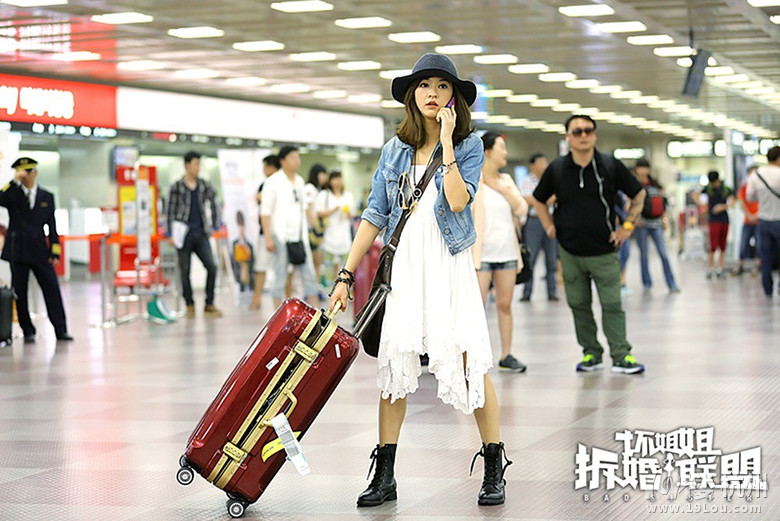 《<em>坏姐姐之拆婚联盟</em>》曝海报陈意涵展示百变造