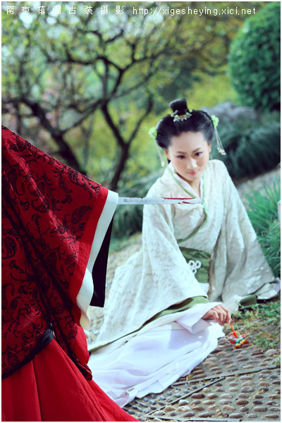 <em>美女卷</em>珠帘,深坐蹙蛾眉,但见泪痕湿,不知心恨谁