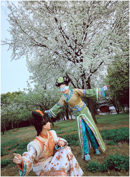 <em>美女卷</em>珠帘,深坐蹙蛾眉,但见泪痕湿,不知心恨谁