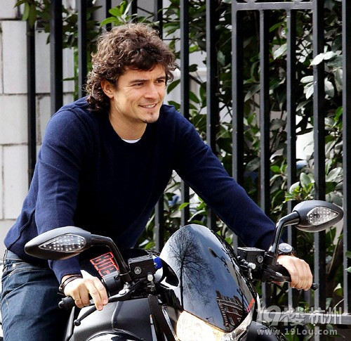 奥兰多将亮相圣塞巴斯蒂安电影节骑摩托车捧场