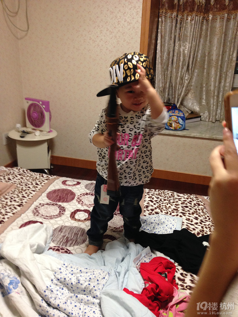 新衣服到了,耍下酷-幼儿期(1-3岁)-孩爸孩妈聊天