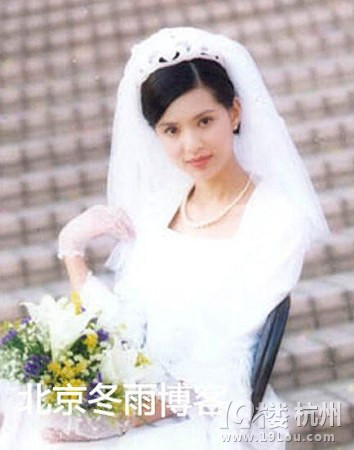 李若彤早年婚纱照曝光手捧花束气质迷人-其他