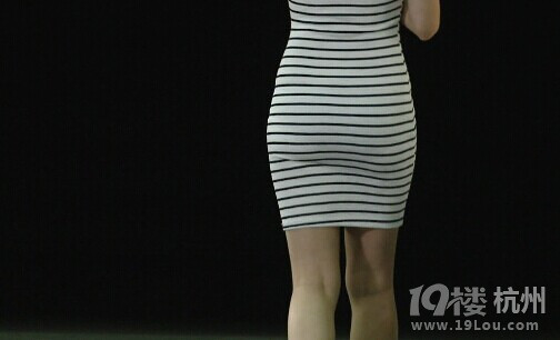 美女实测:几级台风才能把裙子吹起来?-潮流风