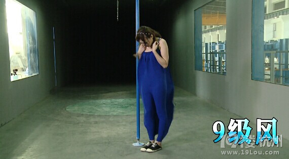 美女实测:几级台风才能把裙子吹起来?-潮流风