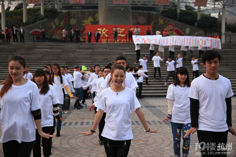 在东方明珠下跳起企鹅舞《马达加斯加的企鹅》全球首映-其他-电影陪审团-杭州19楼