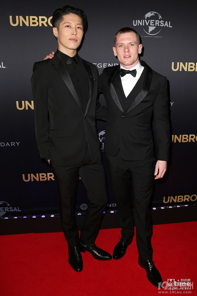 朱莉皮特亮相《坚不可摧》全球首映礼夫妻档黑