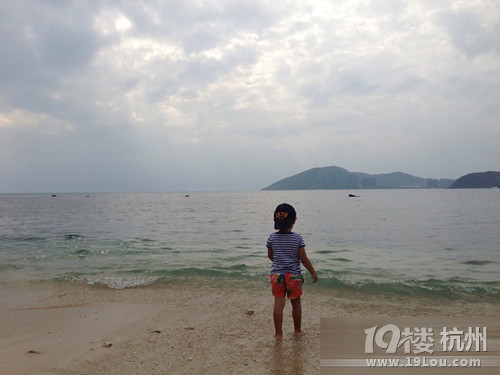 劉燁拍兒子睡衣萌樣兒 耍寶遮臉自稱不出鏡