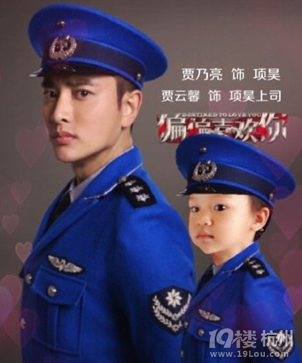 甜馨上演制服誘惑  網(wǎng)友：甩賈乃亮一條街