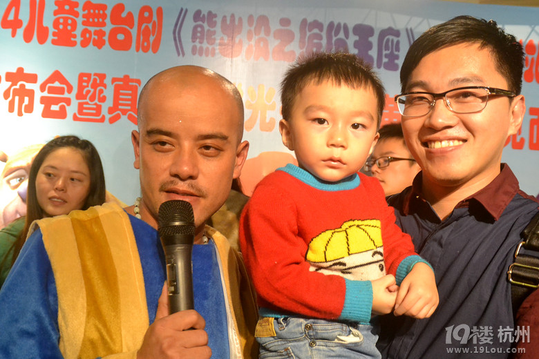 真人版光头强杭州与小朋友见面互动。-幼儿